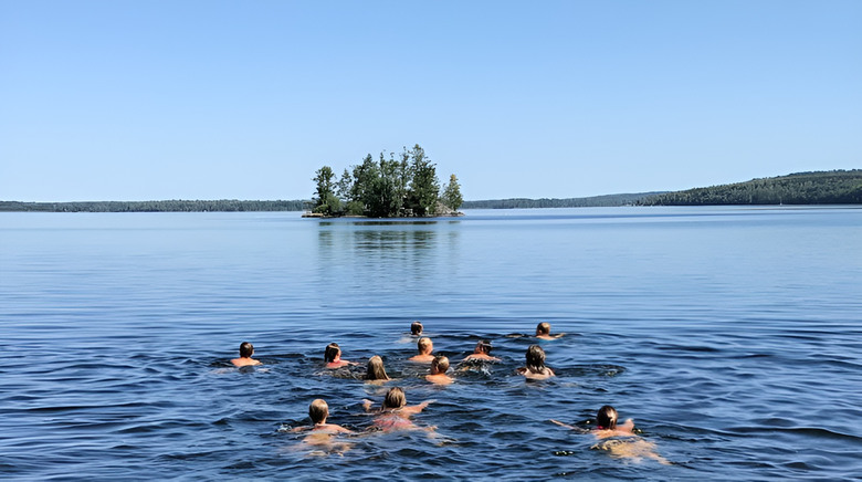 Barn som simmar mot Fläskön i sjön Örlen