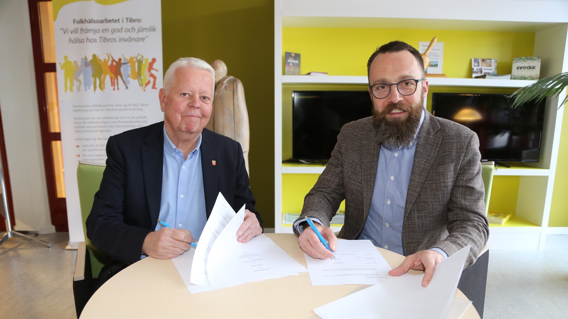 Kommunalrådet Rolf Eriksson och Olinsgymnasiets ägare Kristian Wejshag undertecknar avsiktsförklaring om köp av lokaler på Nyboskolan för gymnasieverksamhet