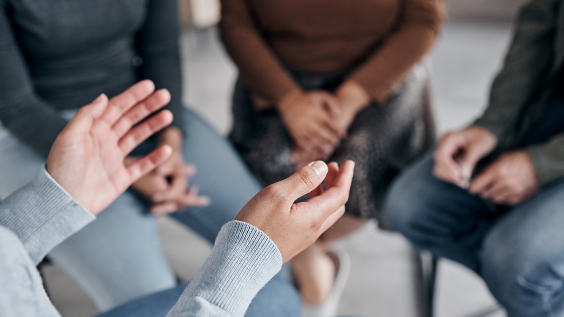 Bilden föreställer ett gruppsamtal.