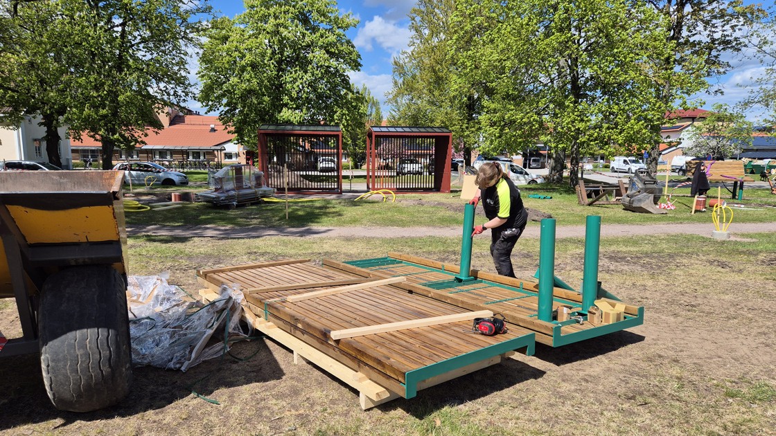 Borden till den nya picknickplatsen i Järnvägsparken monteras.