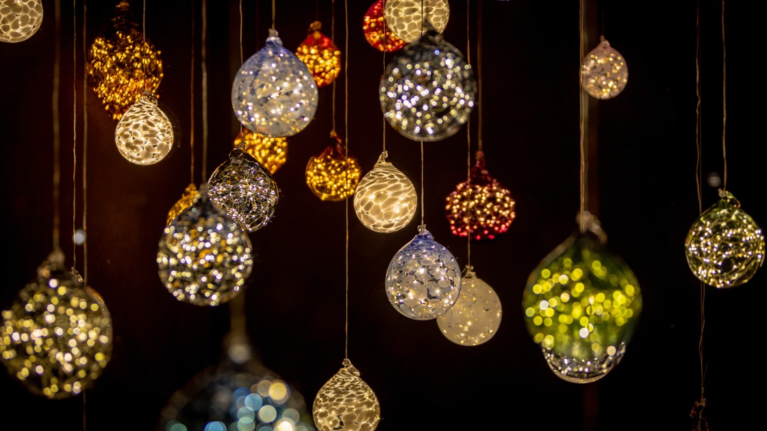 Hängande runda ljuslyktor i olika färger.