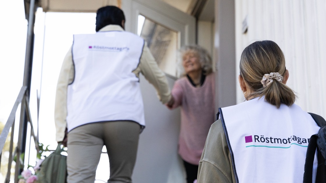 Ambulerande röstmottagning. Röstmottagare kommer hem till en person som behöver hjälp att rösta. 