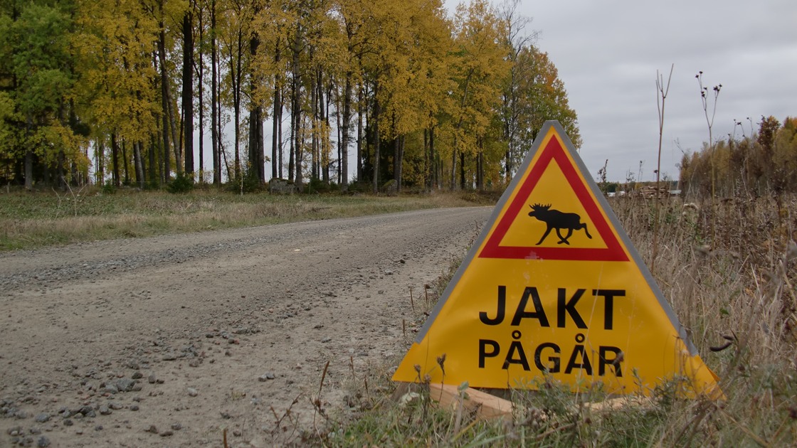 Skylt som visar att jakt pågår.