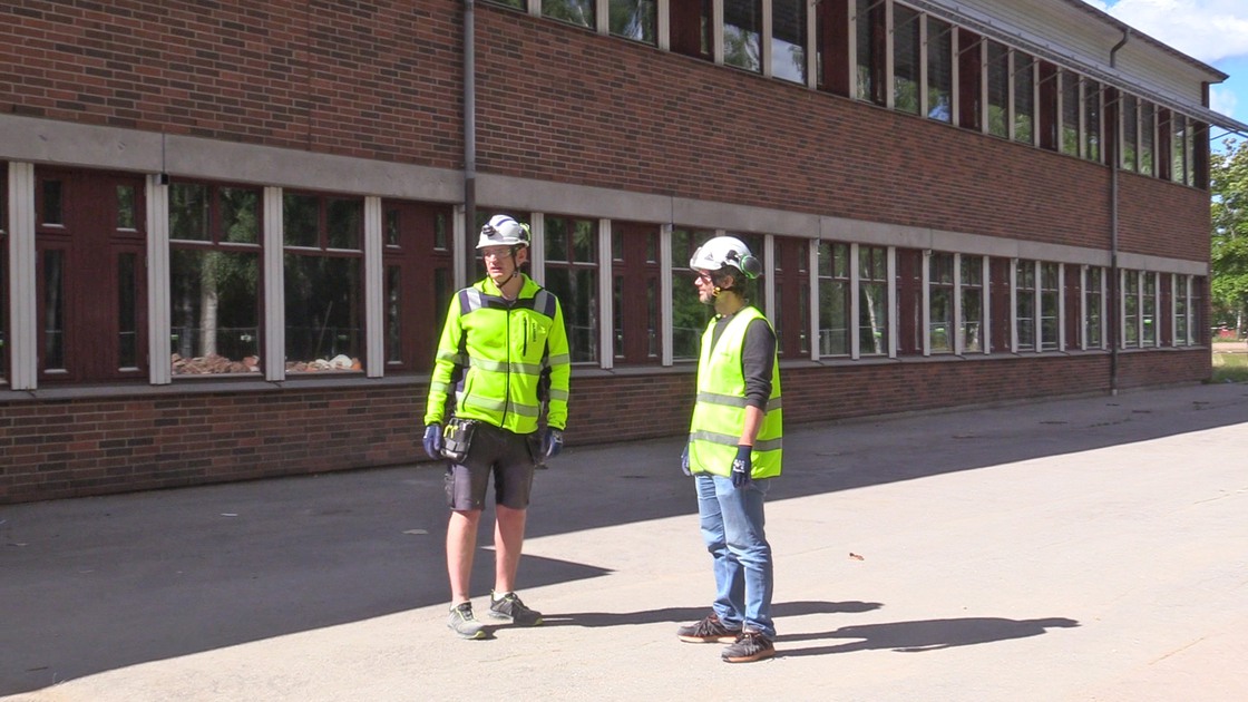Tibro kommuns projektledare Samuel Willner vandrar runt på Fågelviksbygget tillsammans med Skanskas arbetsledare Emil Nilsson.