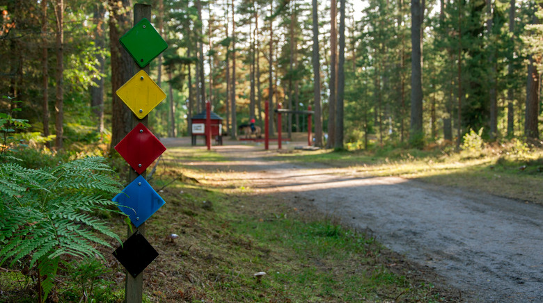 Rankås naturområde. Spårskylt i förgrunden och startområdet i bakgrunden.