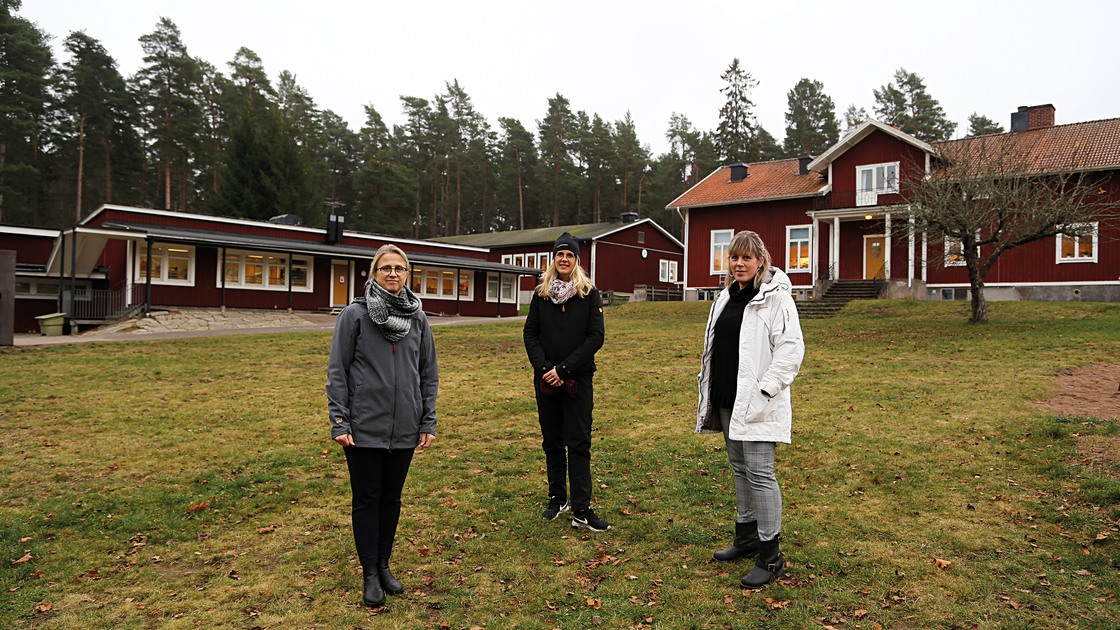Lärarna Cecilia Ljungqvist, Frida Johansson och Helen Carlsson framför Ransbergs skola.