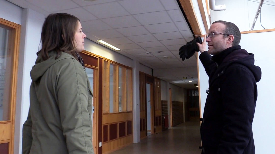 Skanskas projektingenjör Sabina Esbjörner och Tibro kommuns projektledare Samuel Willner i Fågelvikslokalerna inför starten av ombyggnationen av skolan.