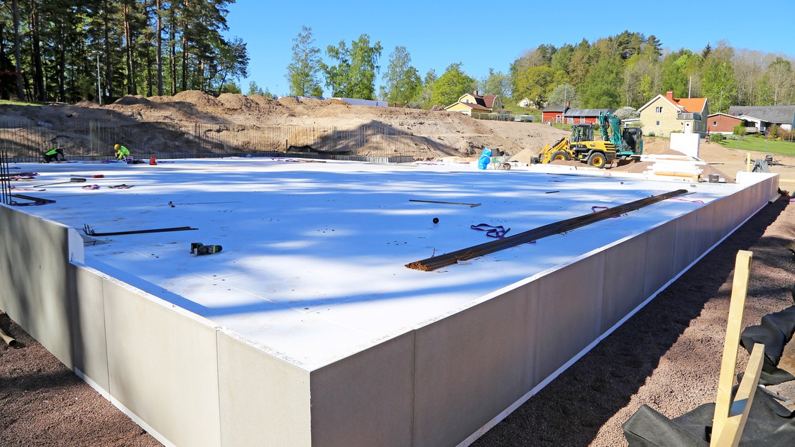 Arbete med grunden för den nya idrottshallen i Ransberg den 17 maj 2022.