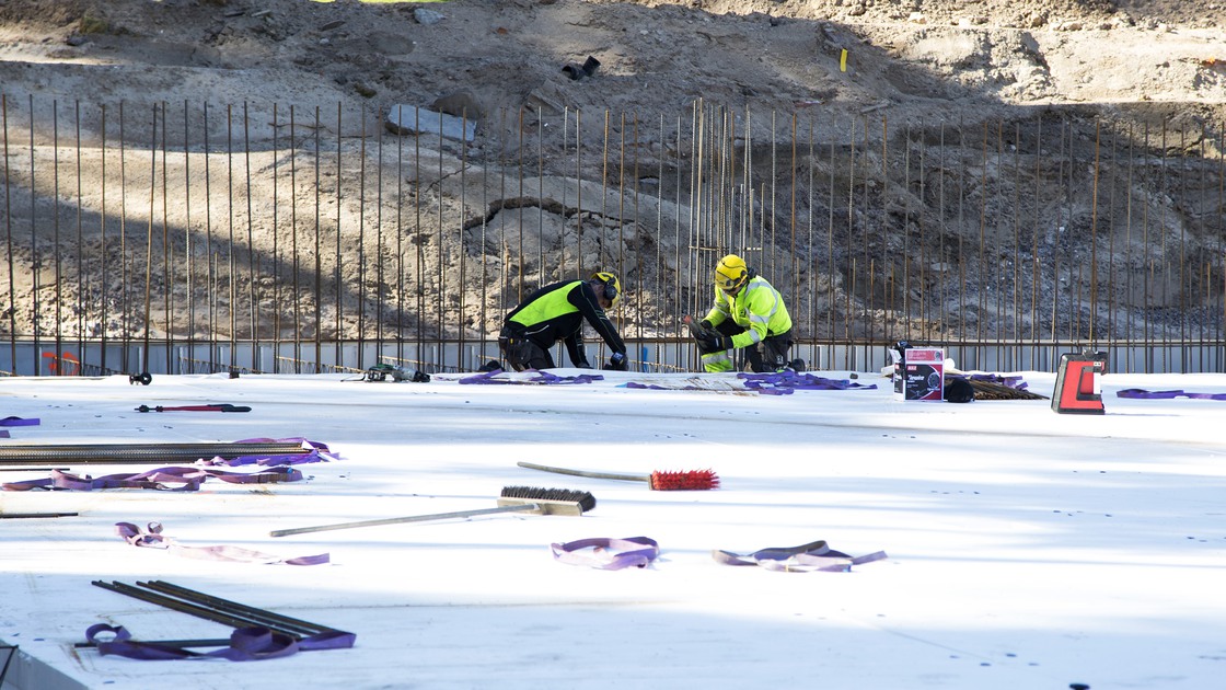 Arbete med grunden för den nya idrottshallen i Ransberg den 17 maj 2022.