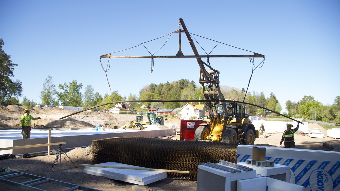 Arbete med grunden för den nya idrottshallen i Ransberg den 17 maj 2022.