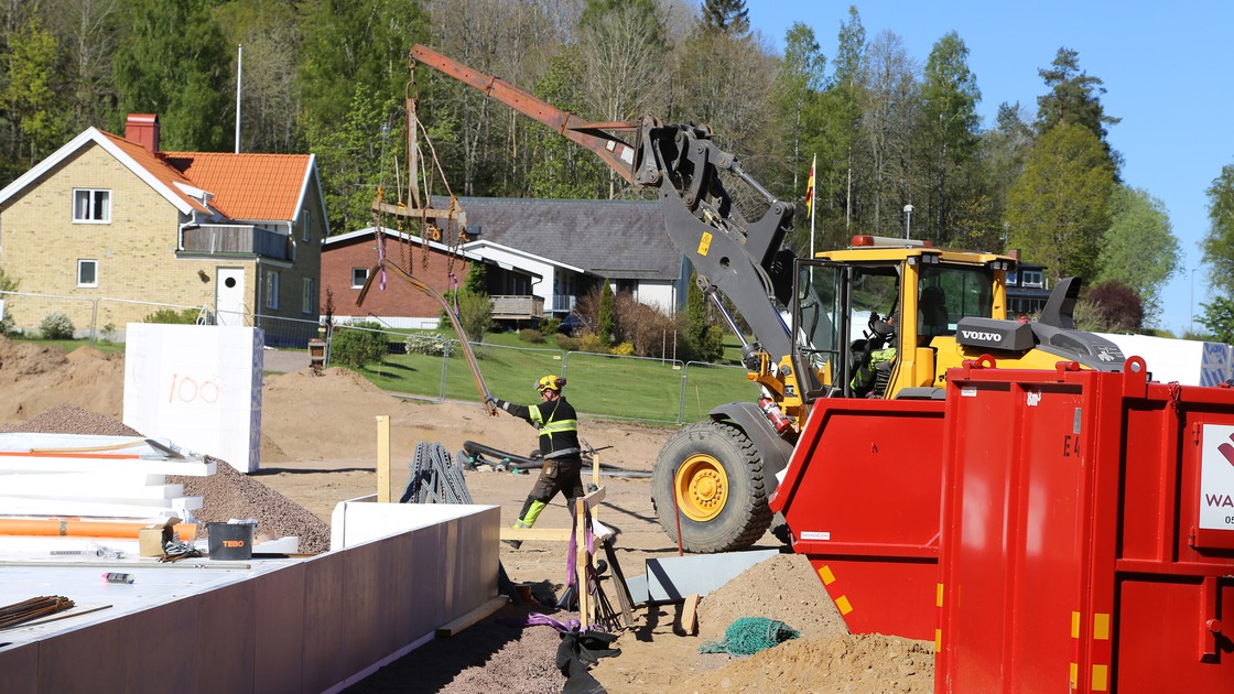 Arbete med grunden för den nya idrottshallen i Ransberg den 17 maj 2022.