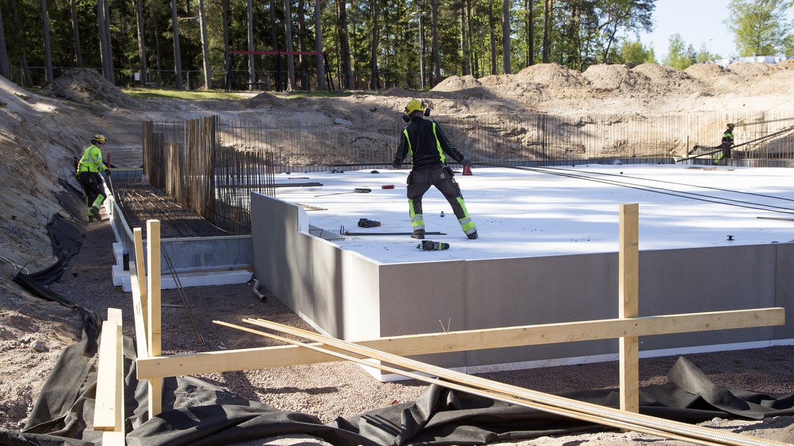 Arbete med grunden för den nya idrottshallen i Ransberg den 17 maj 2022.