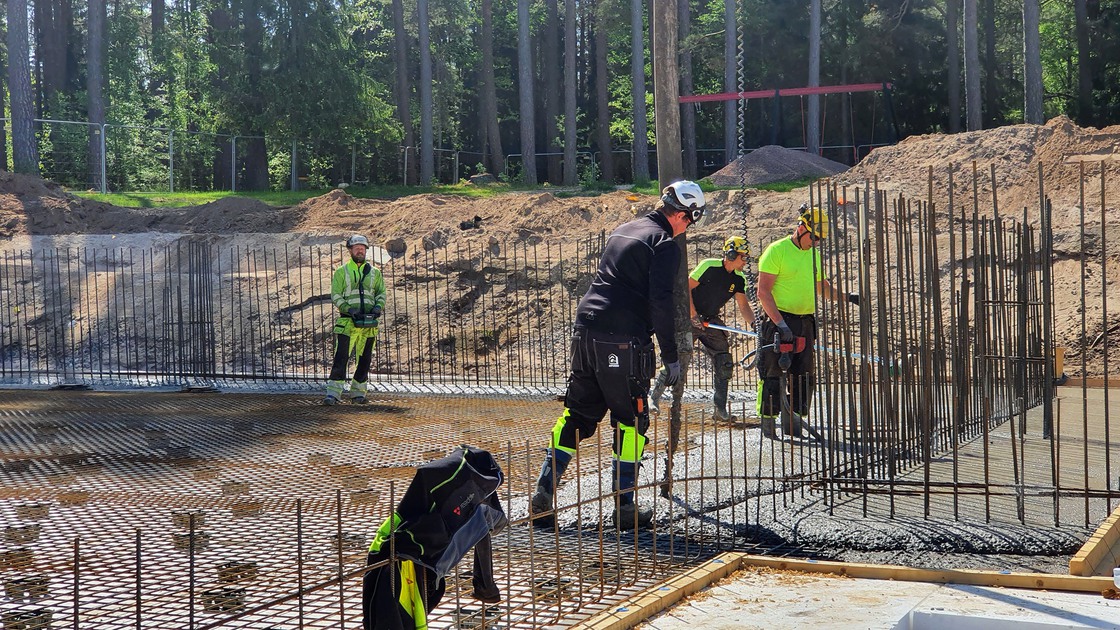 Gjutning av betongplattan för Ransbergs idrottshall.