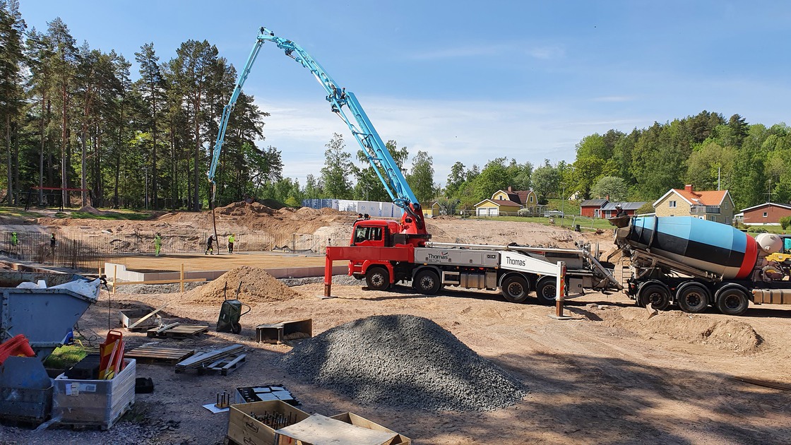 Gjutning av betongplattan för Ransbergs idrottshall.