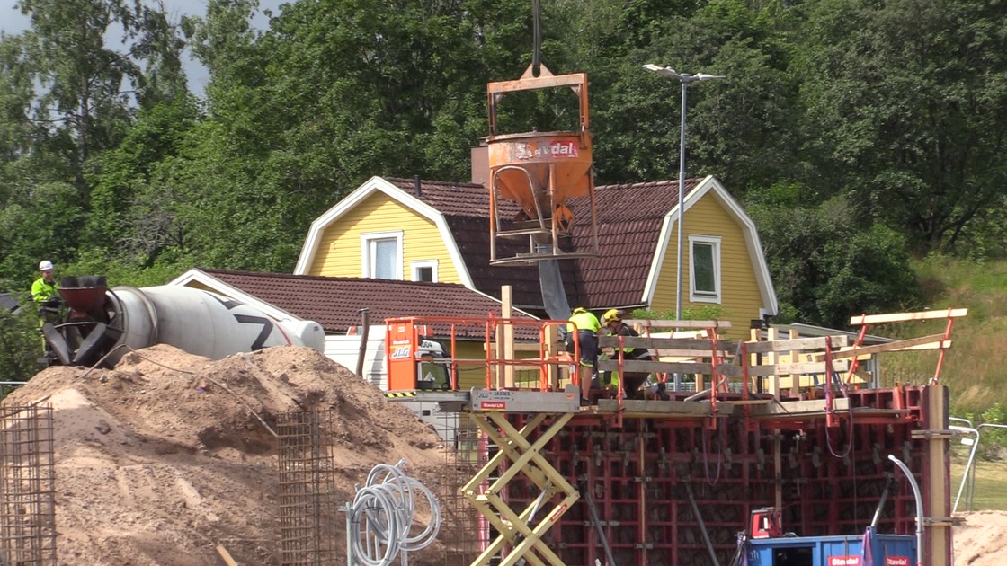 Arbete med bottenplattan och stödjande väggar på Ransbergs skola.