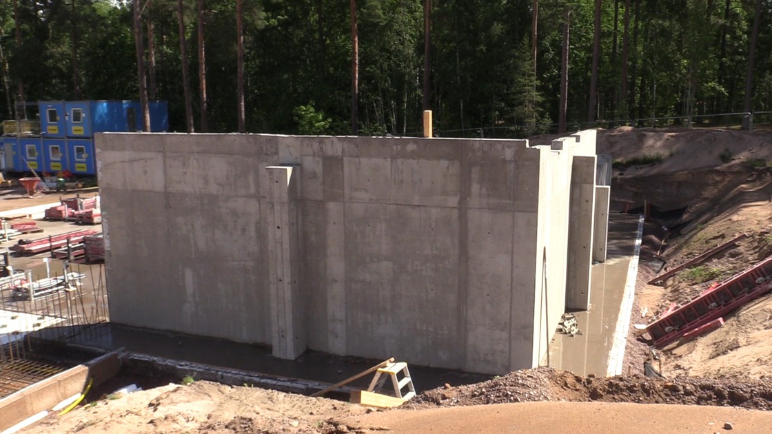 Arbete med bottenplattan och stödjande väggar på Ransbergs skola.