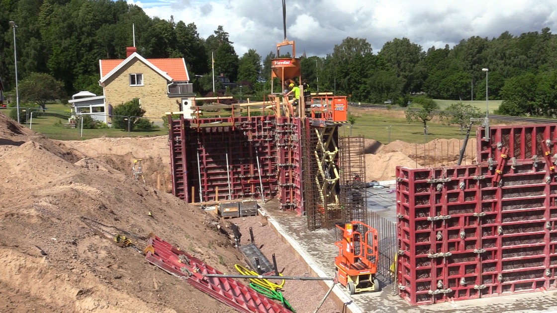 Arbete med bottenplattan och stödjande väggar på Ransbergs skola.