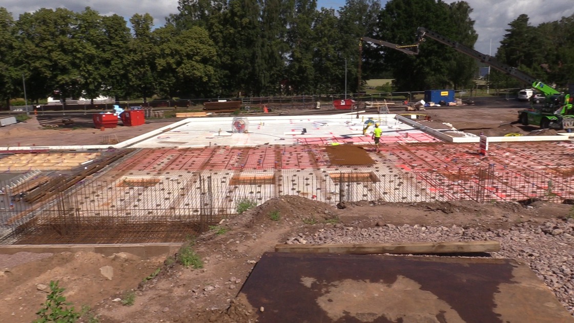 Arbete med bottenplattan och stödjande väggar på Ransbergs skola.