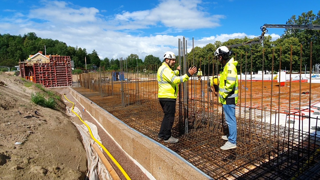 Arbete med bottenplattan och stödjande väggar på Ransbergs skola.