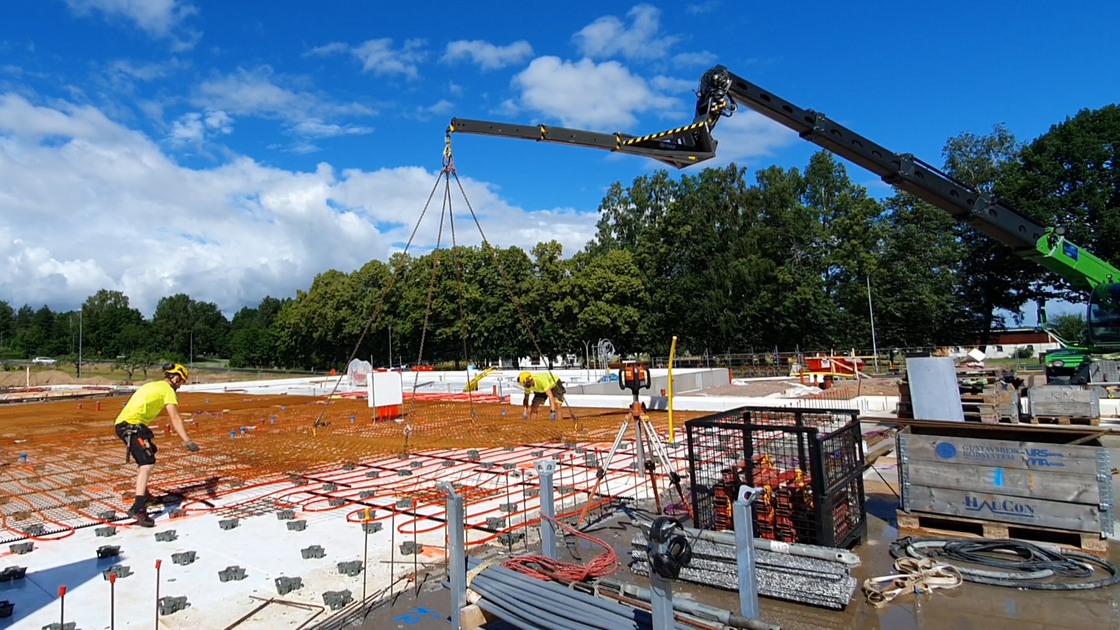 Arbete med bottenplattan och stödjande väggar på Ransbergs skola.