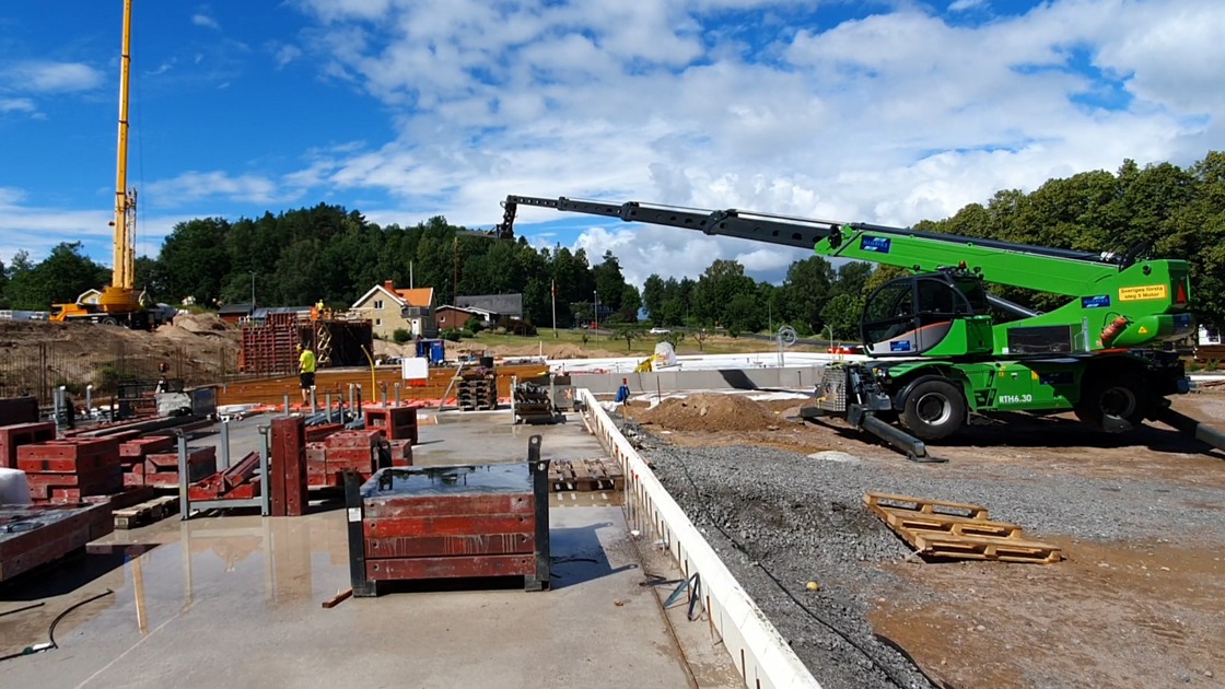 Arbete med bottenplattan och stödjande väggar på Ransbergs skola.