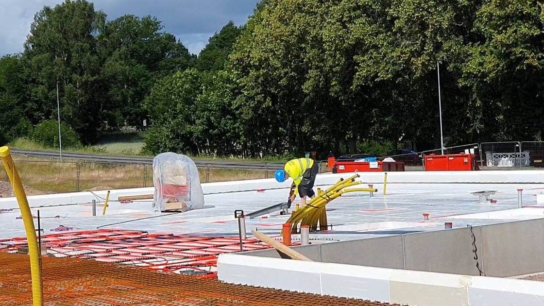 Arbete med bottenplattan och stödjande väggar på Ransbergs skola.