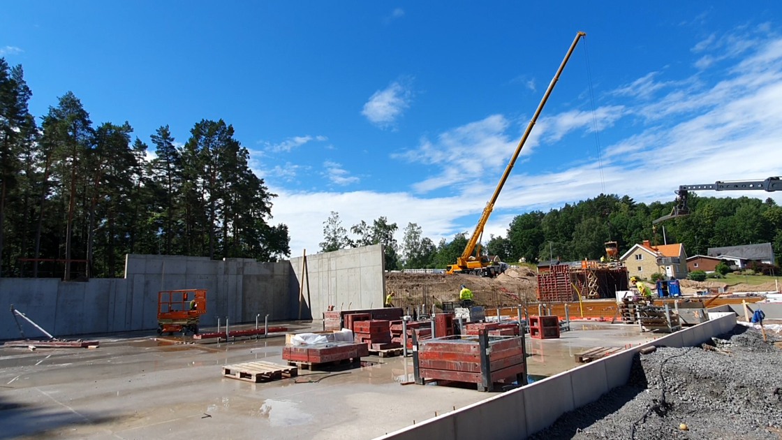 Arbete med bottenplattan och stödjande väggar på Ransbergs skola.