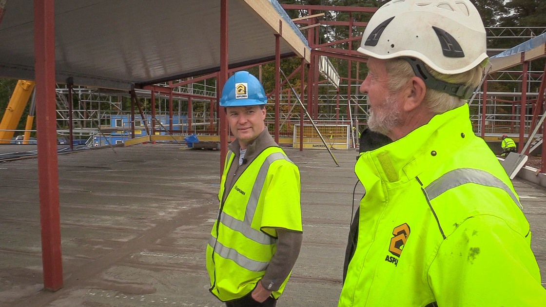 Arbetsledaren Nils Larsson visar dåvarande rektorn på Ransbergs skola Göran Häljestam runt på skolbygget den 5 oktober 2022.