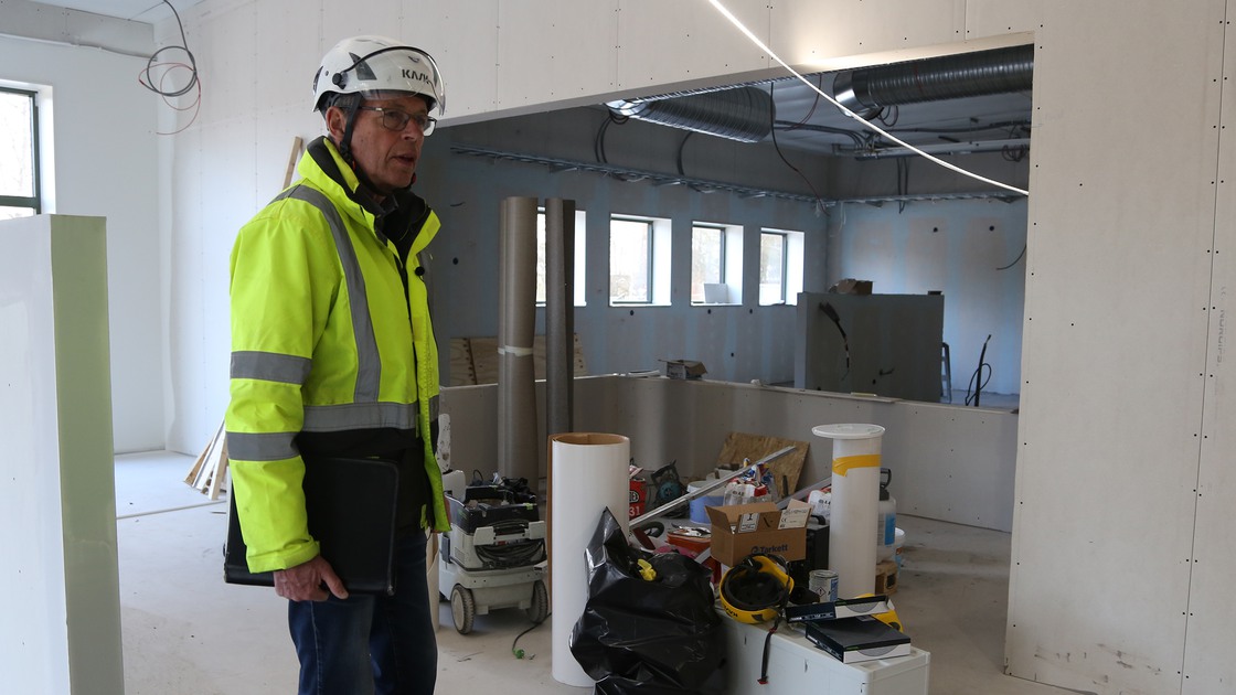 Prpjektingenjören Ragnar Olsson visar runt på bygget av Ransbergs skola den 27 april 2023.