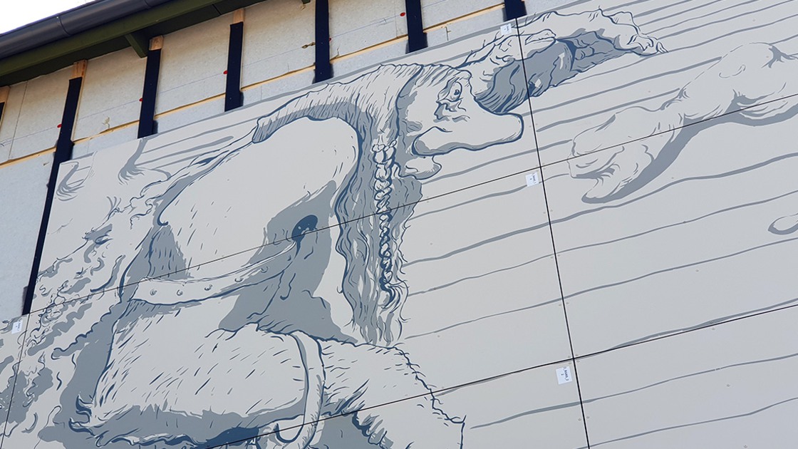 Montering av Jätten Rane-utsmyckning på Ransbergs skolas idrottshall.