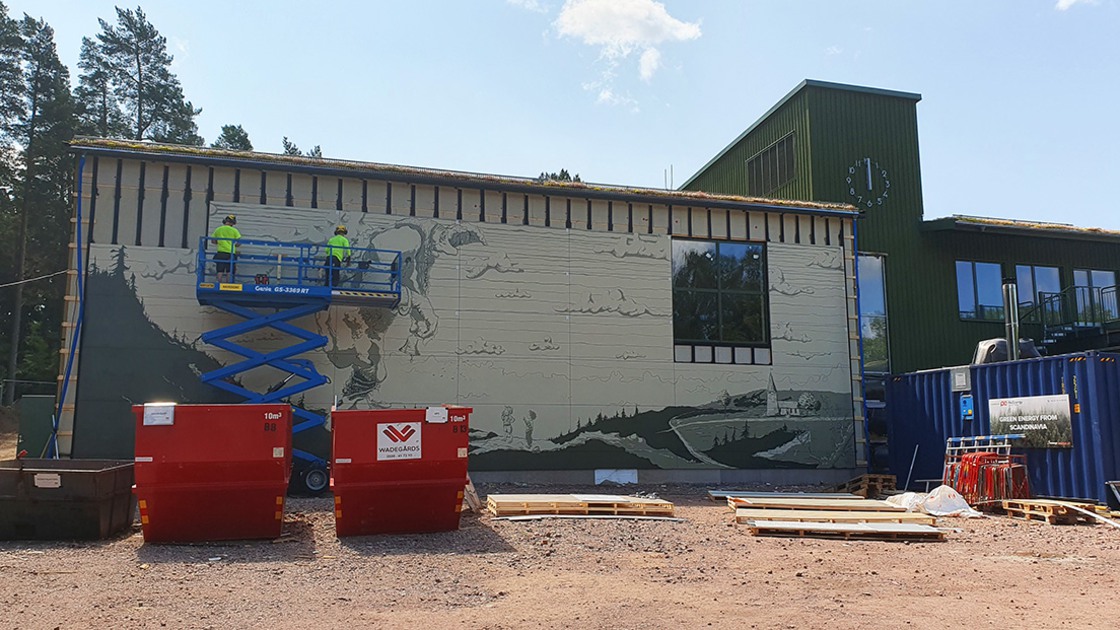 Montering av Jätten Rane-utsmyckning på Ransbergs skolas idrottshall.