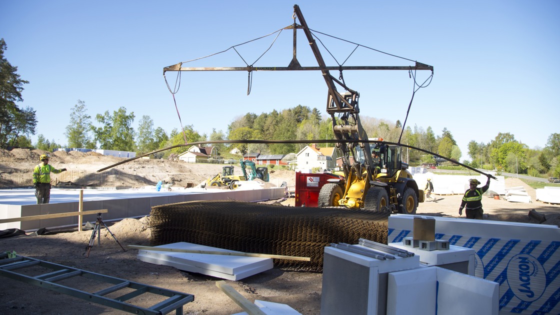 Arbete med grunden för den nya idrottshallen i Ransberg den 17 maj 2022.