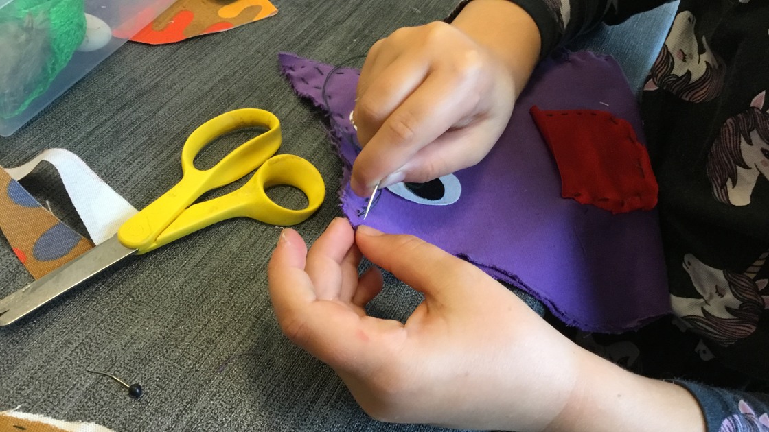 Förskolebarn pysslar