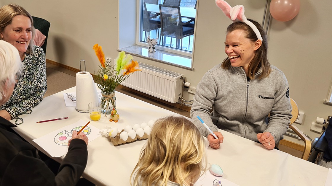 Bilden visar personal från Snickarvallens förskola och enhetschef från Bonargården, som tillsammans med boende och förskolebarn har en rolig stund.