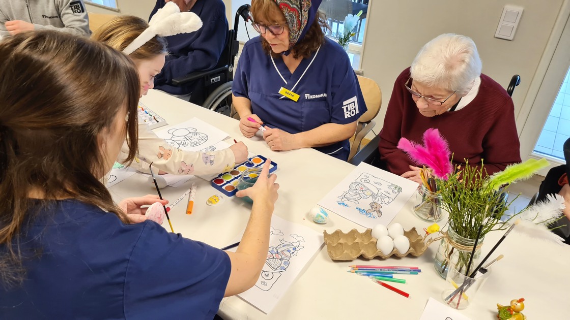Bilden visar påskpyssel med förskolebarn och boende på äldreboendet Bonargården.