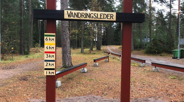 Miljöbild från Rankås. På bilden syns startpunkten för vandringslederna samt omgivande skog.