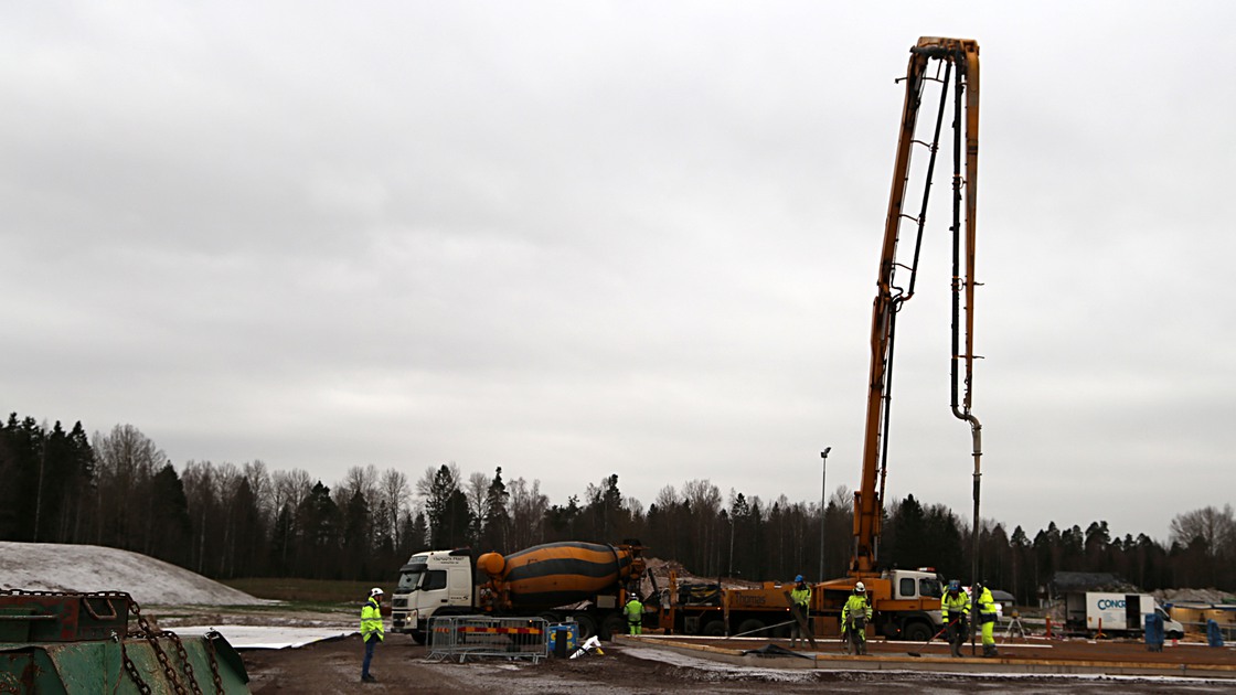 Gjutning av bottenplattan på Baggeboskolan i december 2018.