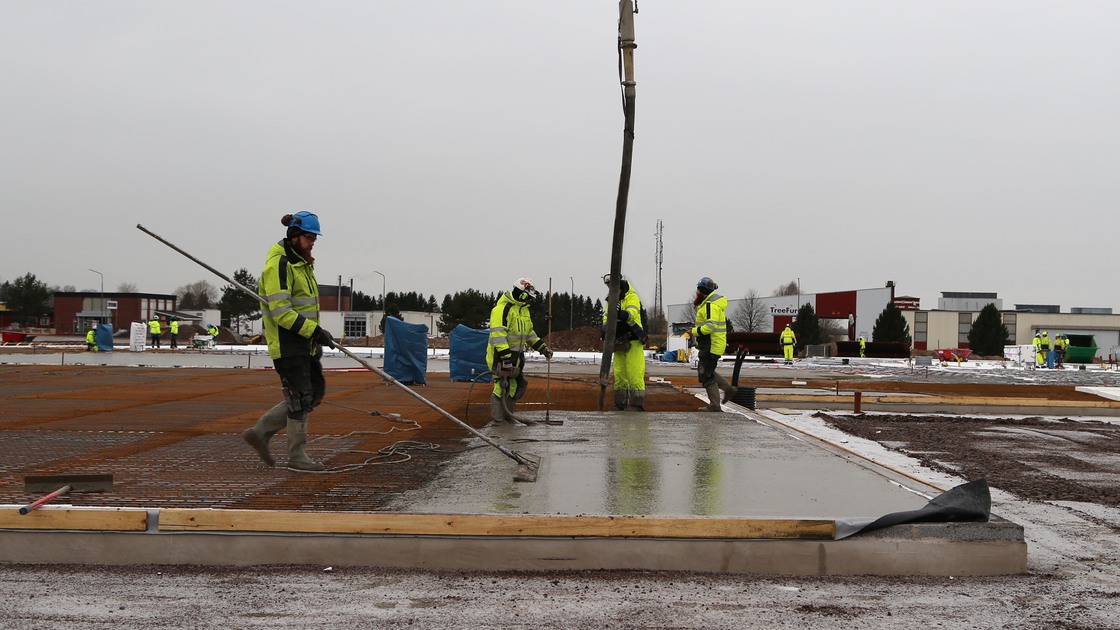 Gjutning av bottenplattan på Baggeboskolan i december 2018.