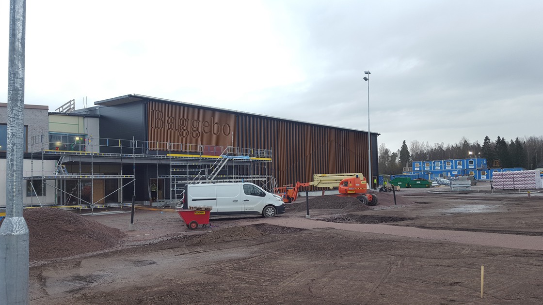 Västra fasaden av Baggeboskolan i oktober 2019,