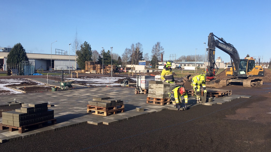 Plattsättning vid Baggeboskolan i februari 2020.