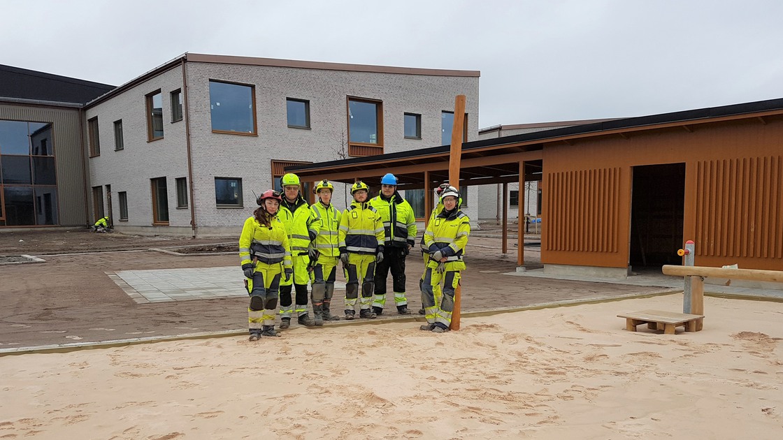 Mark- och anläggningspersonal vid Baggeboskolan i februari 2020.