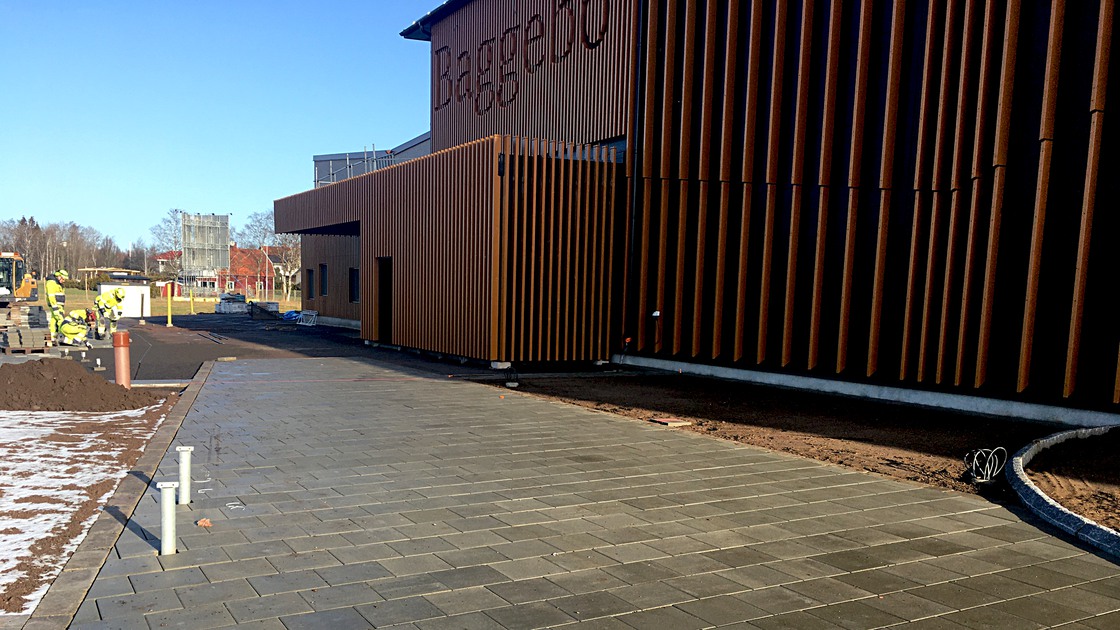 Plattsättning vid Baggeboskolan i februari 2020.