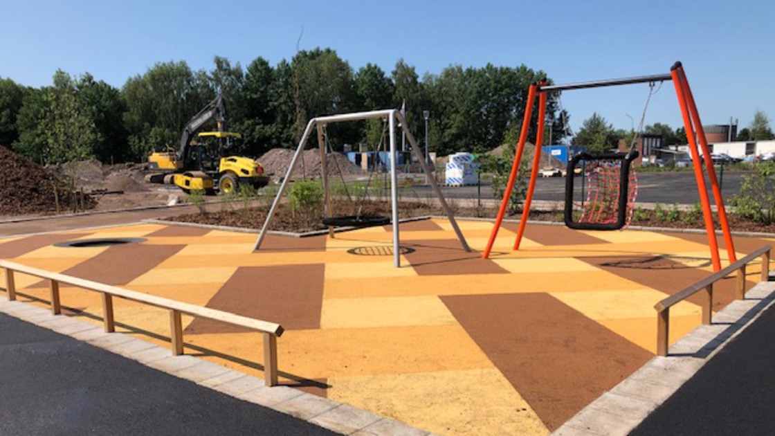 Lekyta med gummiasfalt som fallskydd på Baggeboskolans skolgård.