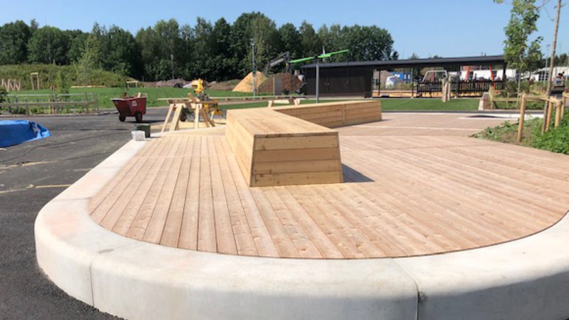 Trädäck med sittbänk på Baggeboskolans skolgård.