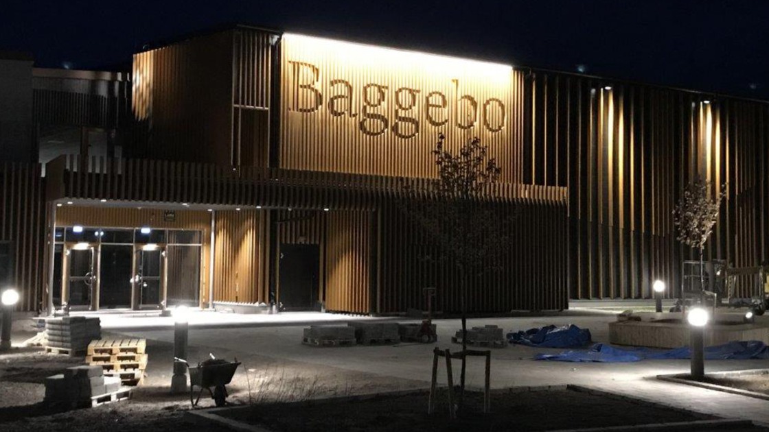 Baggeboskolans huvudentré i kvällsbelysning.