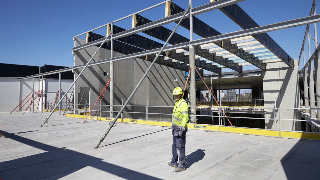 Montering av tak och innerväggar på Baggeboskolan i juni.