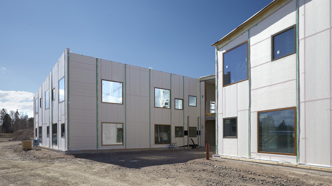 Montering av tak och innerväggar på Baggeboskolan i juni.