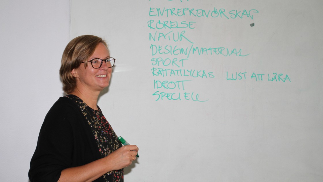 Arkitekten Anette Wallin föreläser vid en workshop om utformningen av Baggeboskolan.