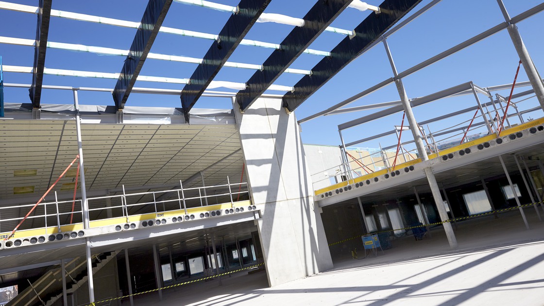 Montering av tak och innerväggar på Baggeboskolan i juni.