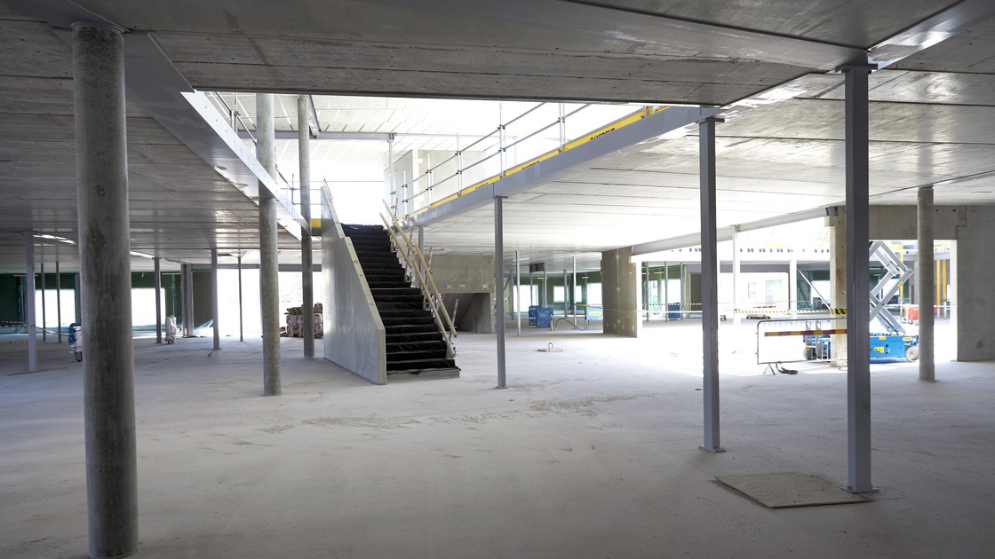 Montering av tak och innerväggar på Baggeboskolan i juni.